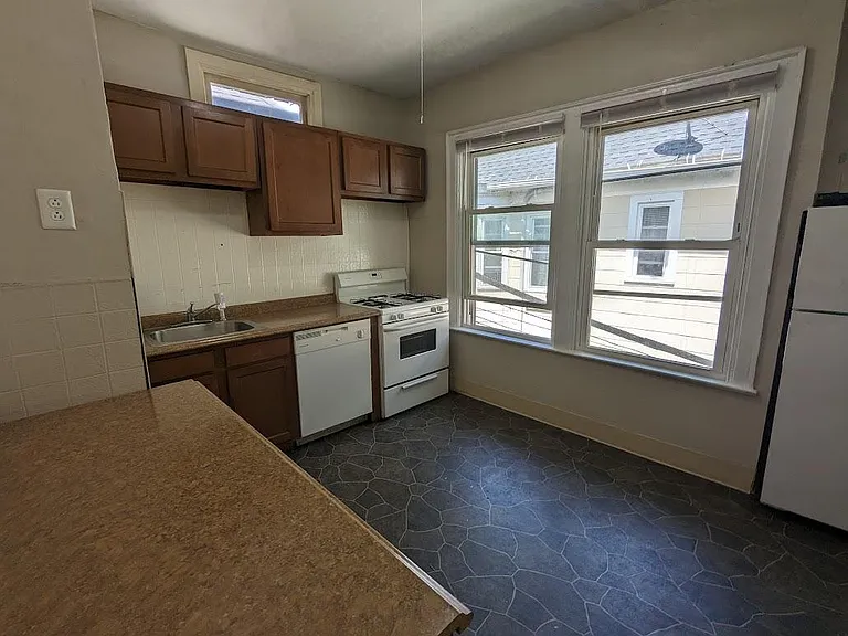 576 Potomac Ave #3 — Photo 16