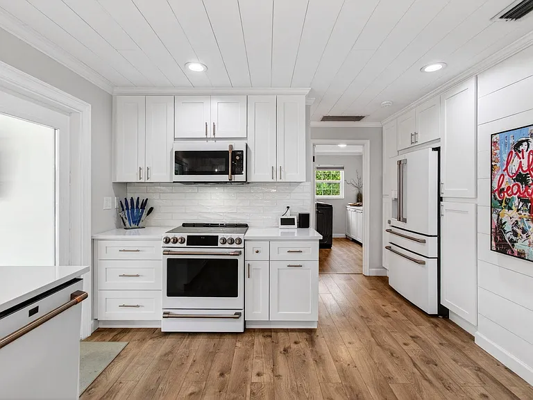 998 SW 7th St — Photo 34