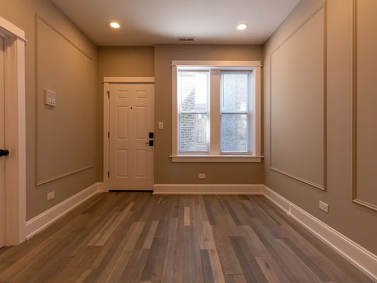 Pf-Arg, 2850 W Barry Series — Photo 11