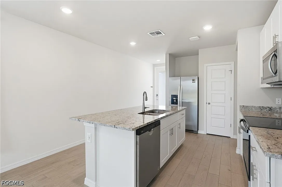 3 bed, 2.0 bath, 1288 sqft, $2,300 — Photo 3