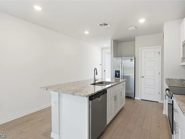 44197 Frontier Dr — Photo 3