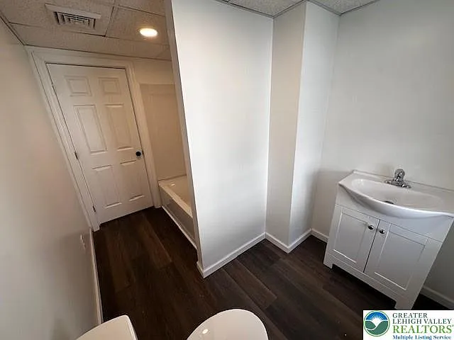 140 E Market St #4 — Photo 5