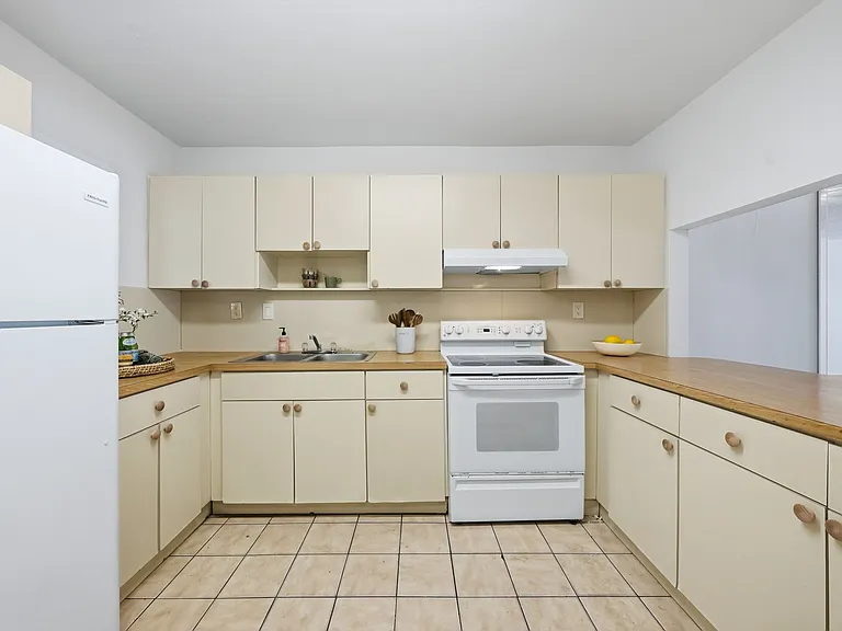305 W 68th St #206 — Photo 2