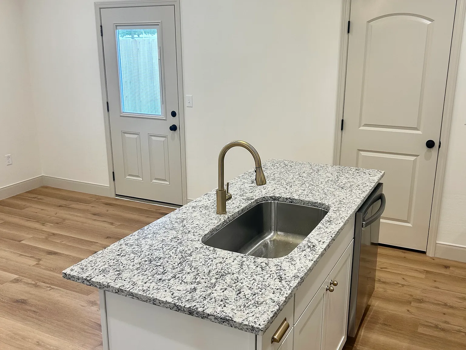 4 bed, 3.5 bath, 1600 sqft, $2,195 — Photo 3