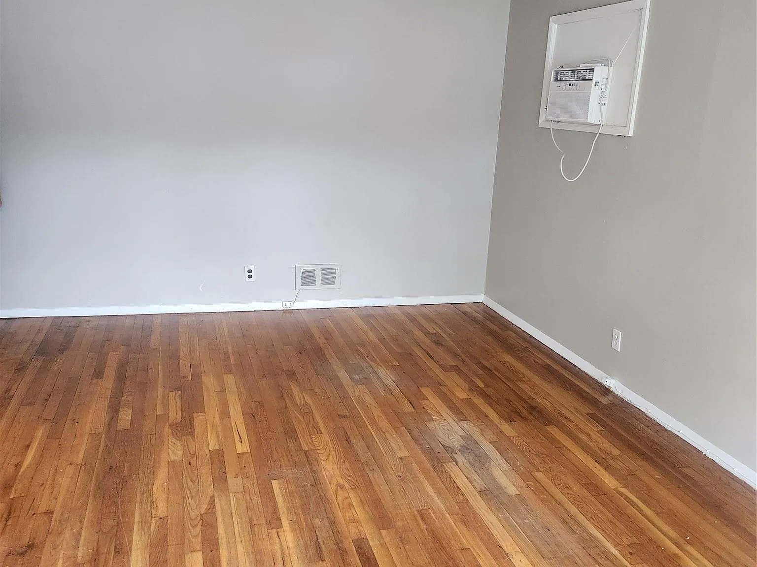 3 bed, 1.0 bath, 1114 sqft, $3,950 — Photo 4
