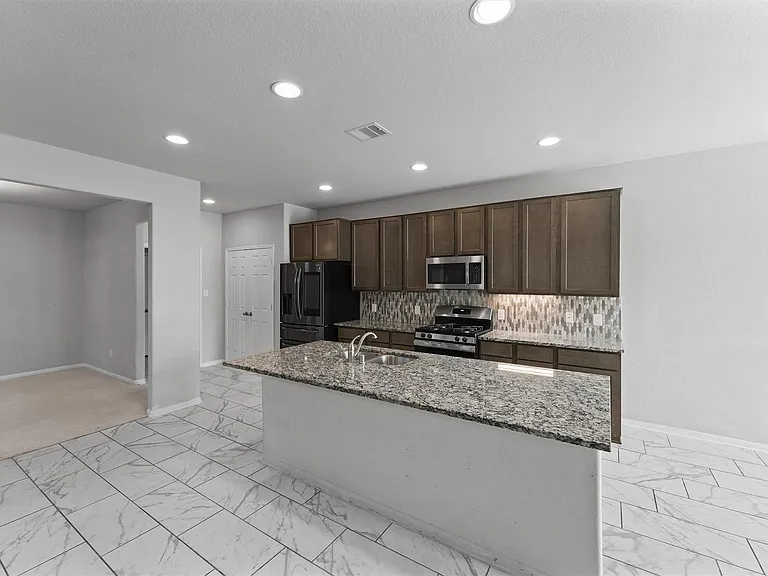 5443 Grand View Dr — Photo 3