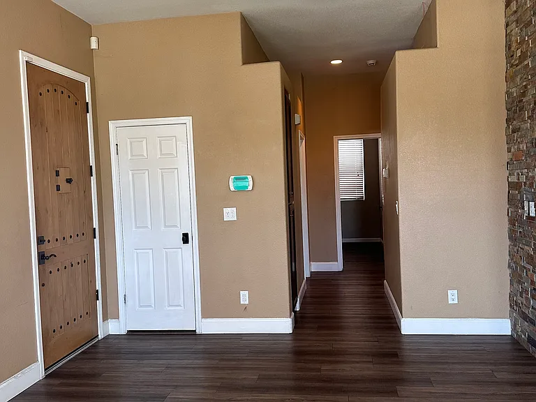 890 Victory Dr — Photo 8
