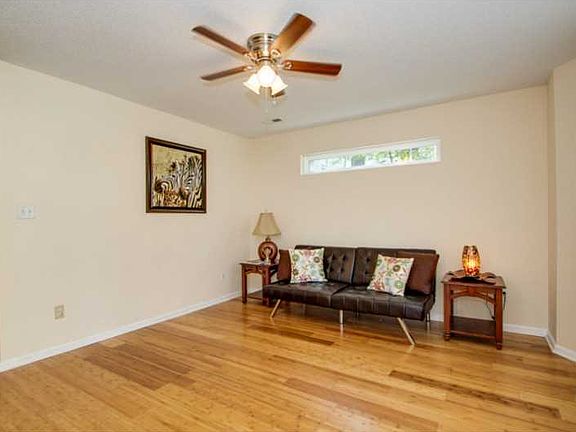 4th image of 221 W 29th St
