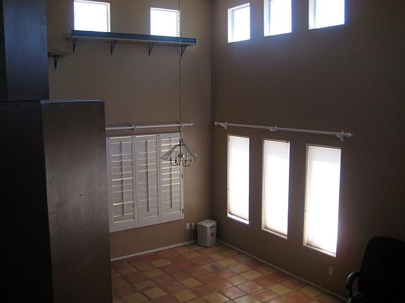 Dining room, light and bright