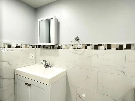 3rd image of 8275-152 Avenida #D112