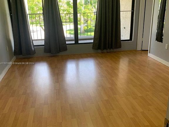 5th image of 19208 NE 25th Ave APT 304C