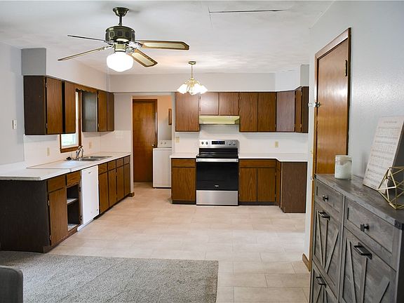 5th image of 704 Sunshine Dr