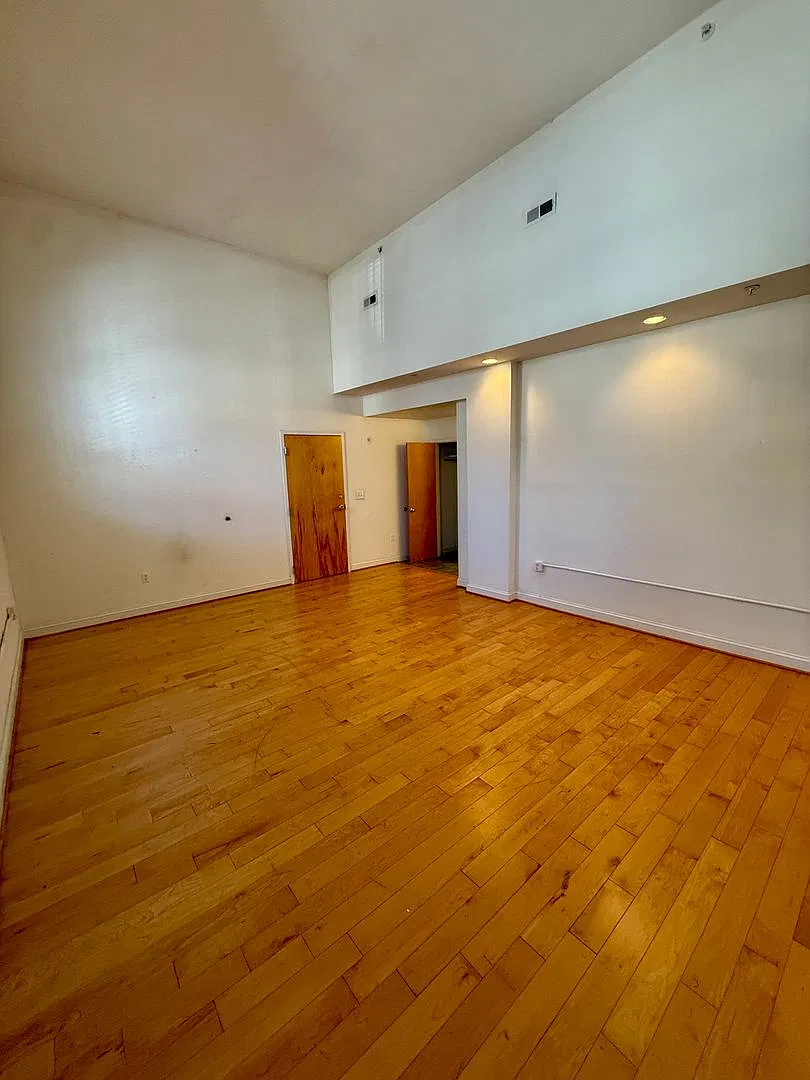 325 W Broad St — Photo 3