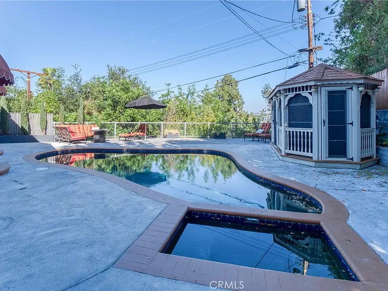 7796 Skyhill Dr — Photo 26