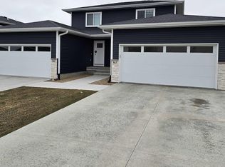 863 Grindstone Cir, Waterloo, IA 50702