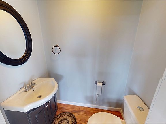 5th image of 105 Carpenter St