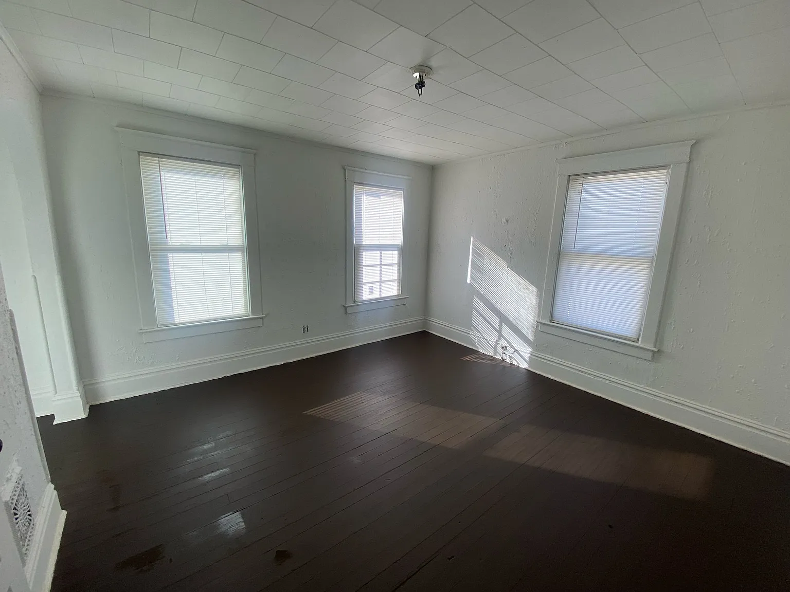 4 bed, 2200 sqft, $1,900 — Photo 3