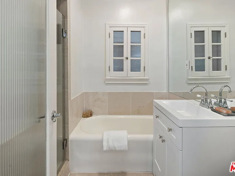 1345 N Hayworth Ave #2 — Photo 24