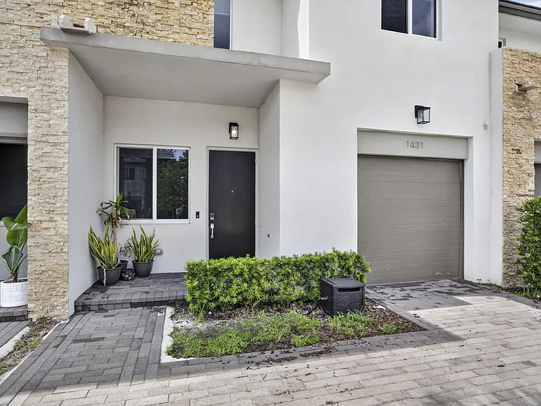 1431 Pioneer Way — Photo 2