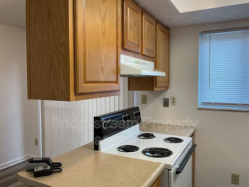 2 bed, 1.0 bath, $1,050 — Photo 4