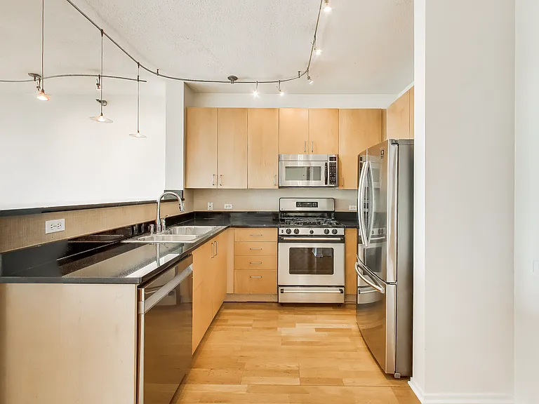 600 N Kingsbury St #809 — Photo 5