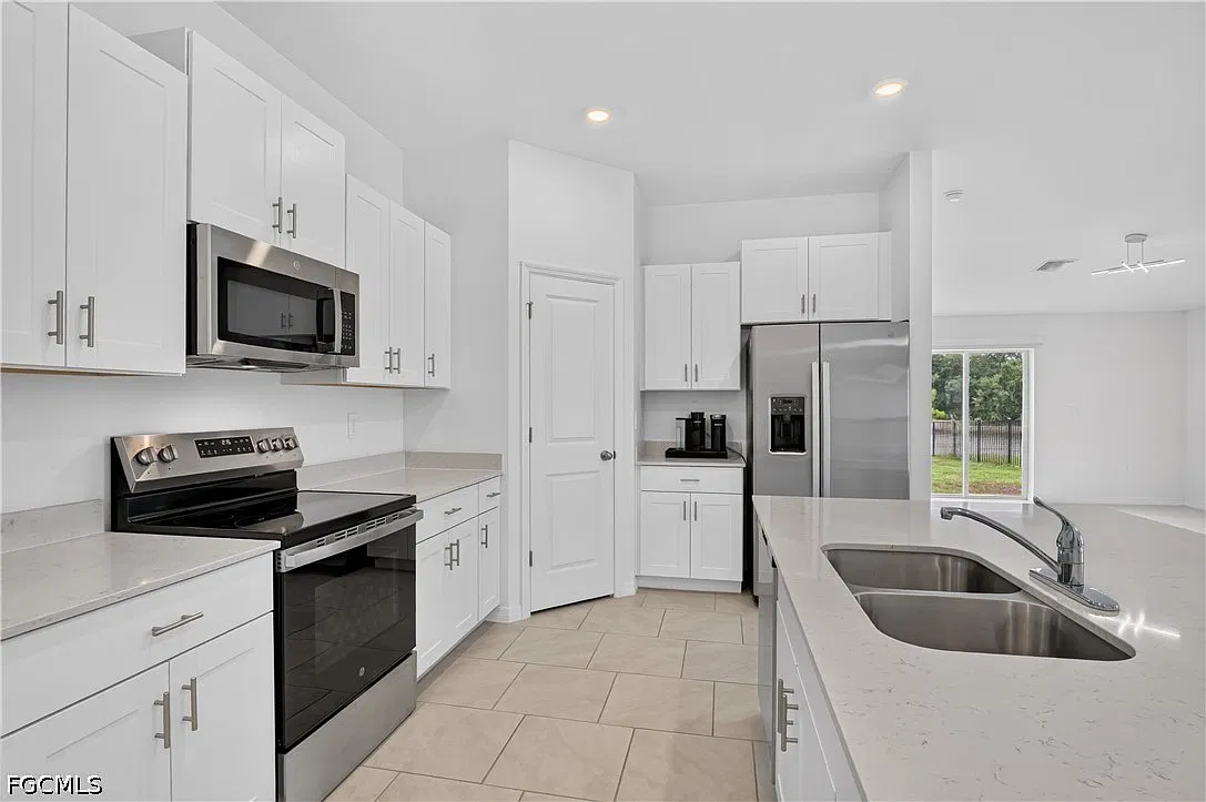 4 bed, 2.0 bath, 1812 sqft, $2,250 — Photo 3