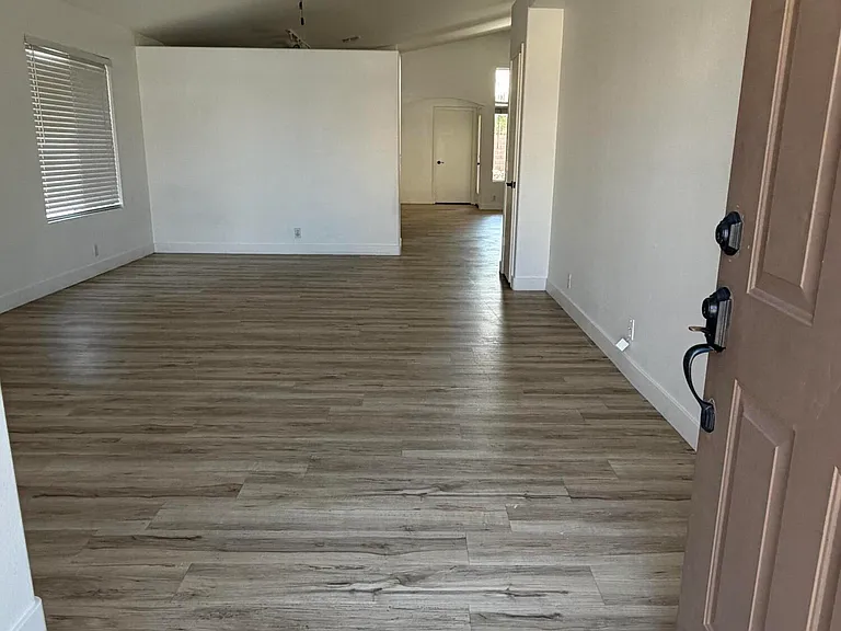 1933 E Tyson Pl — Photo 3