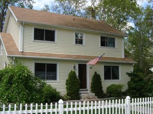 4 Oakwood Ln, Clinton, CT 06413