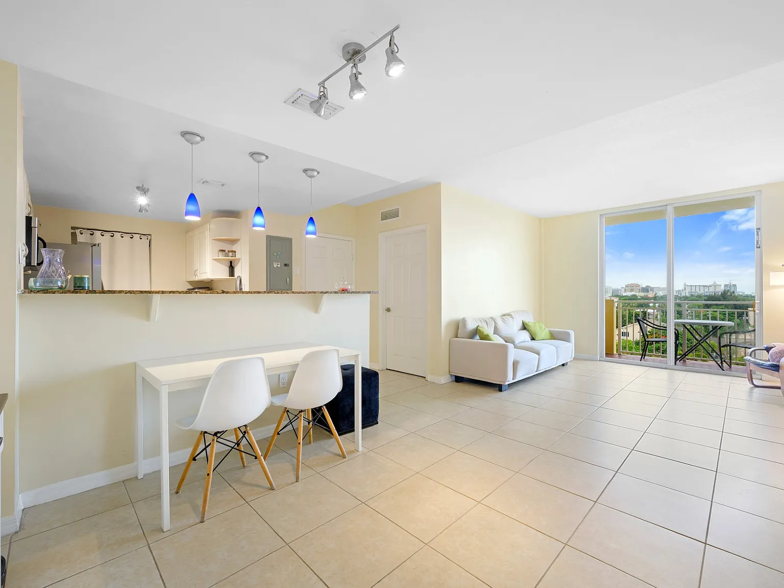 2 bed, 920 sqft, $2,800 — Photo 2