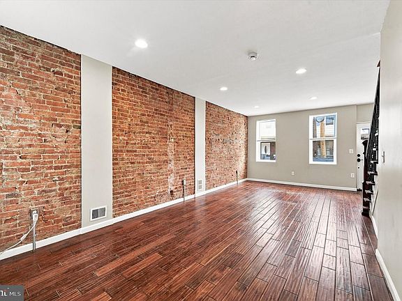 5th image of 2722 E Madison St