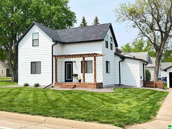 403 2nd St SE, Orange City, IA 51041