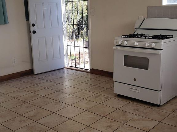 5th image of 819 Rio Grande St