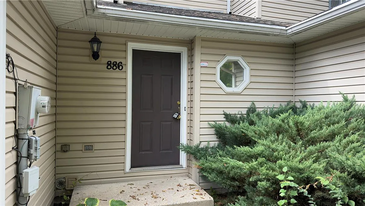 3 bed, 1.5 bath, 1306 sqft, $1,999 — Photo 2