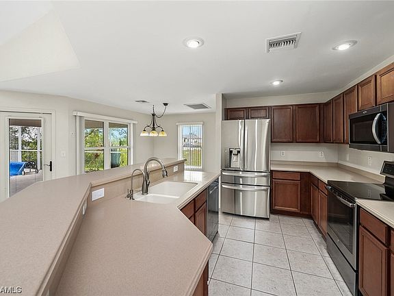 4th image of 2210 NE 1st Pl