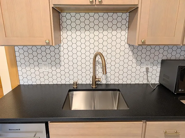 Tile backsplash and spacious single sink