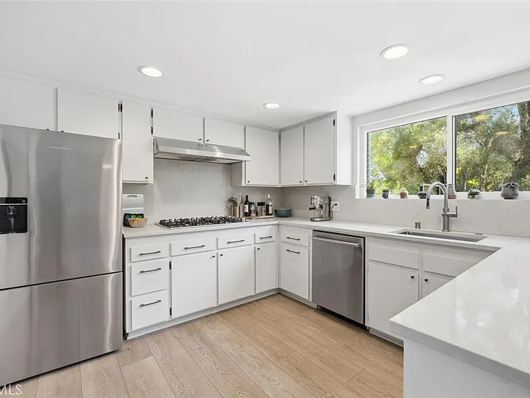 1720 Voorhees Ave — Photo 5