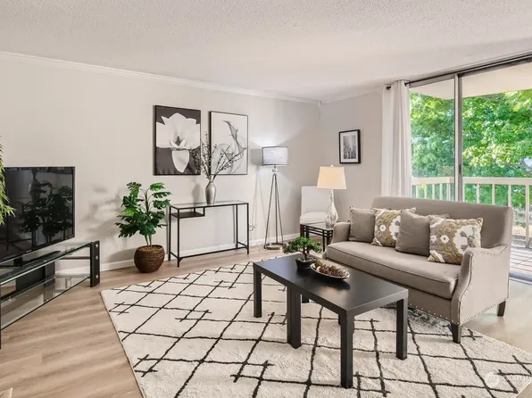 4540 8th Avenue NE #302, Seattle, WA 98105