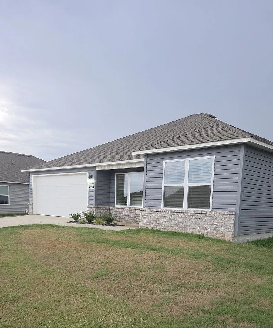 Move-In Special: $500 Off! Spacious & Stylish Home In The Desirable Walnut Hill Community! — Photo 2