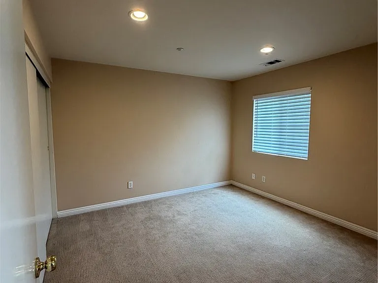 554 Robins Pl — Photo 15