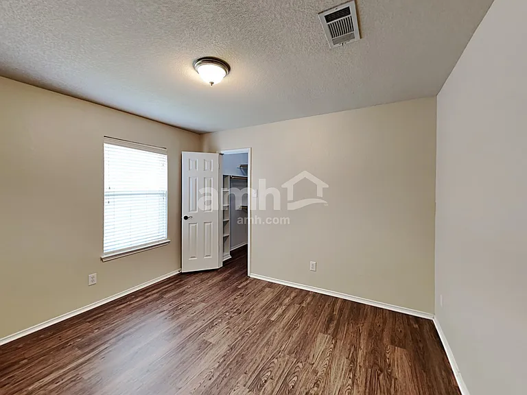 402 Nutmeg — Photo 18