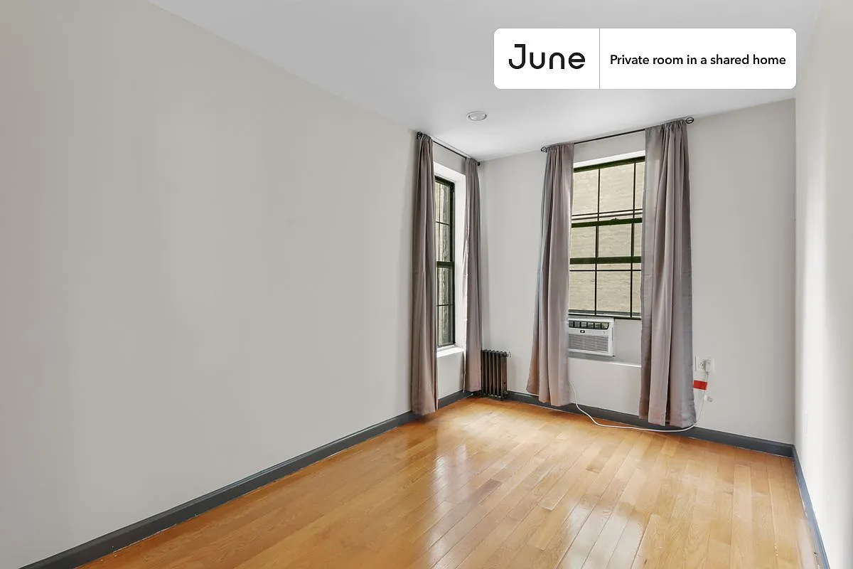 Queen bedroom in 3 bed/1 bath home in East Village #562 B — Photo 1