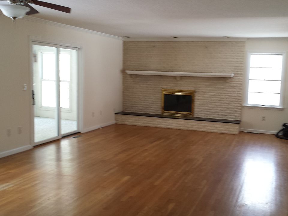Screened in porch is off sliding glass door
