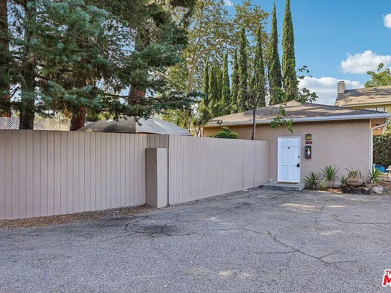 6727 1/2 Orion Ave — Photo 3