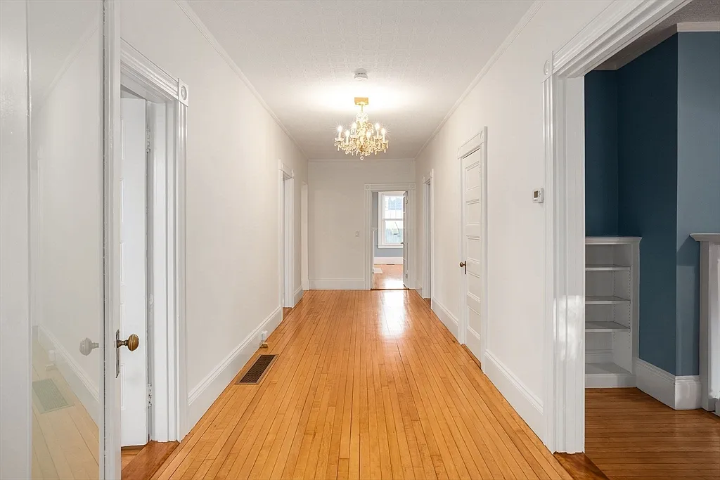 4 bed, 2.5 bath, 2500 sqft, $5,800 — Photo 3