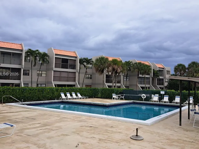 230 Lakeview Dr #310 — Photo 2