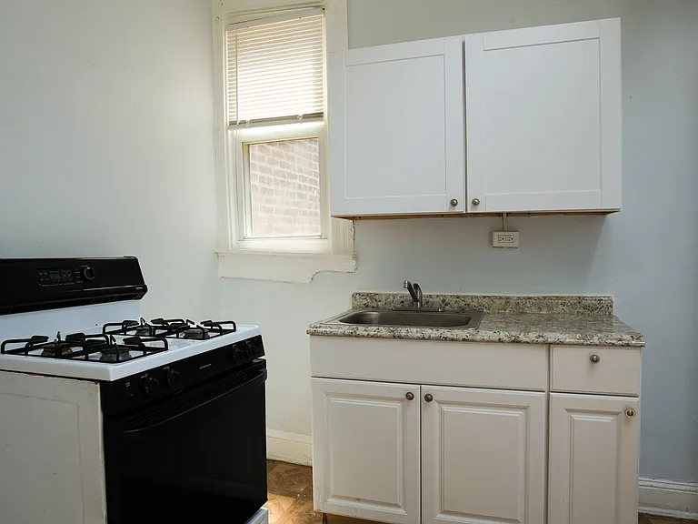 2728-2 The Alameda — Photo 2