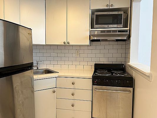 5th image of 85 E 10th St APT 4D