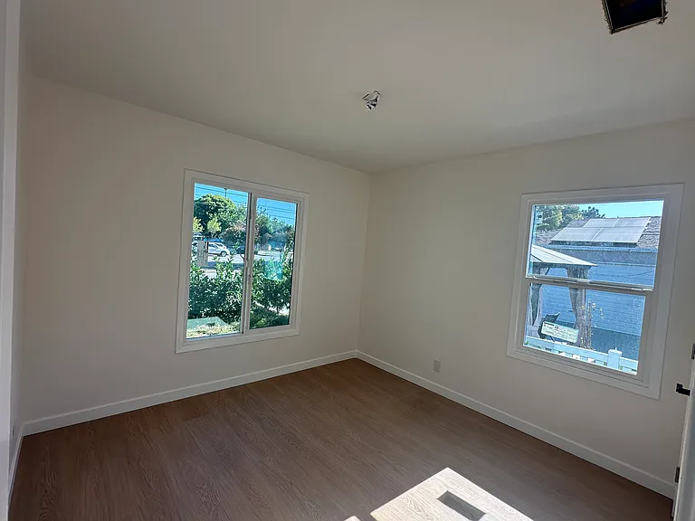17411 Victory Blvd — Photo 8