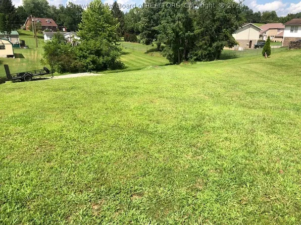 61 Thomas Dr, Hurricane, WV 25526