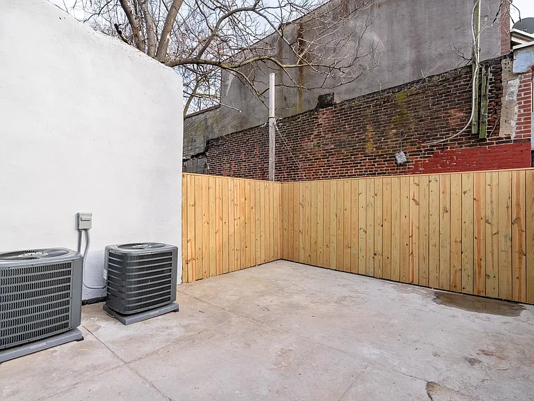 1544 W York St — Photo 29